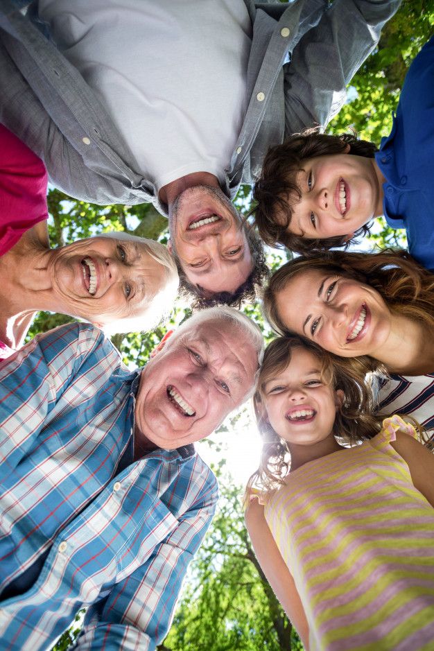 Familia sonriente con sus cabezas en círculo _ Foto Premium